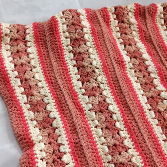 Vintage 70s Crochet Blanket With funky Pattern and edge - Picture 1 of 4